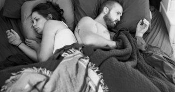 Un fotógrafo borró los celulares de sus fotos para mostrarnos la cruda verdad que todos vivimos