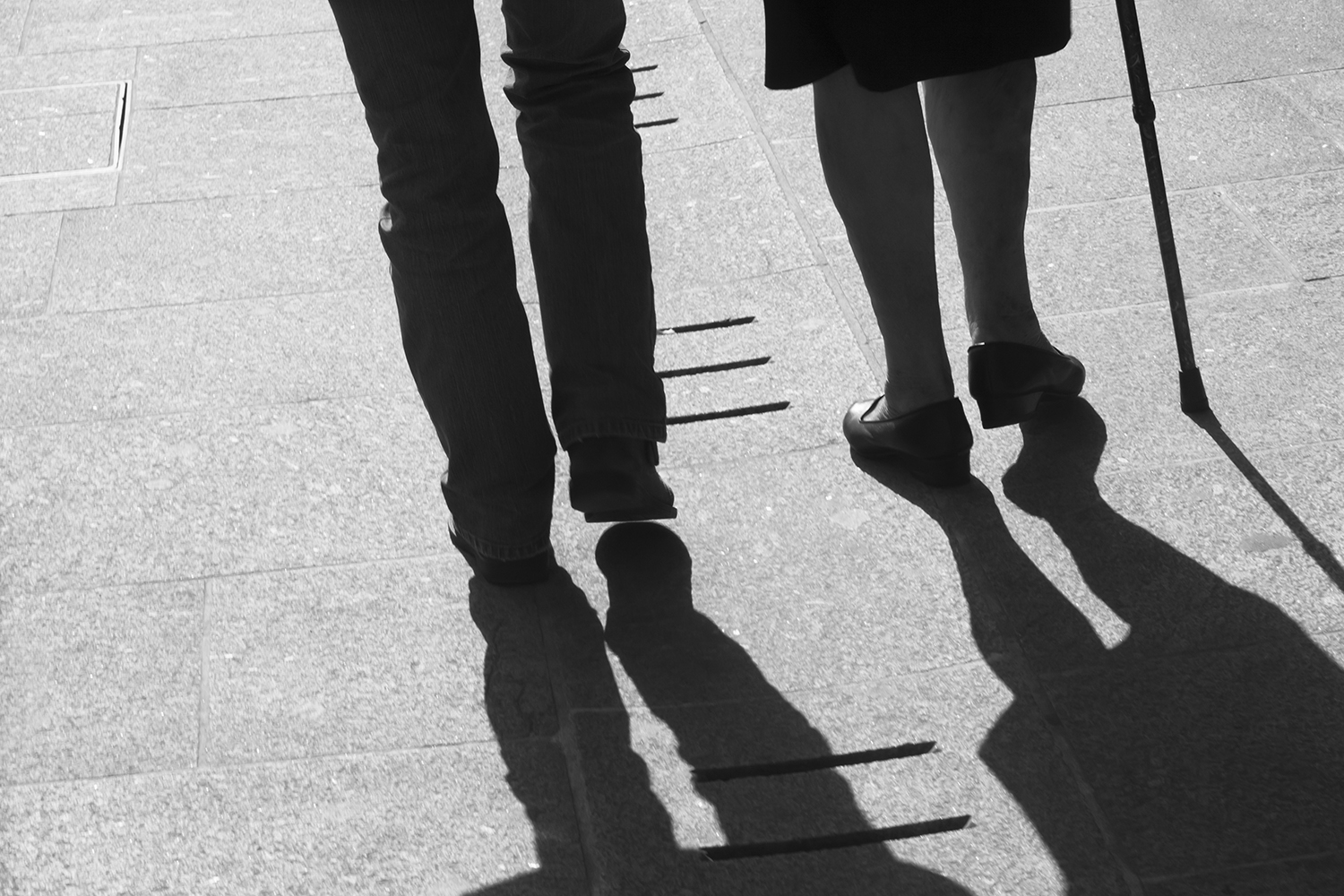 Prefer walking. Пешие прогулки. Парень и девушка идут по улице. Прогулка в лесу. Prefer walking.